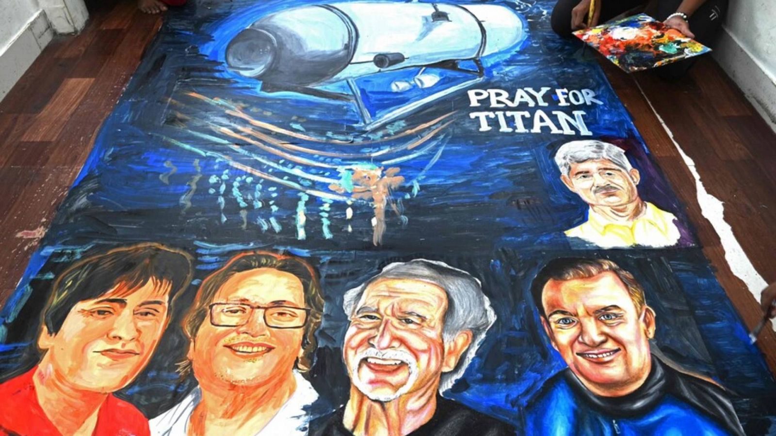 Imagen de un mural con la imagen de las víctimas de la tragedia del sumergible Titán.