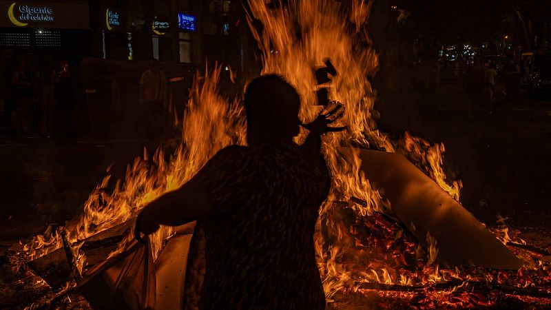 Imagen de una hoguera durante la verbena de Sant Joan.