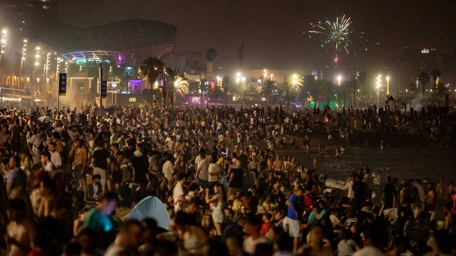 La platja de la Barceloneta, plena de gom a gom durant la revetlla de Sant Joan | EUROPA PRESS