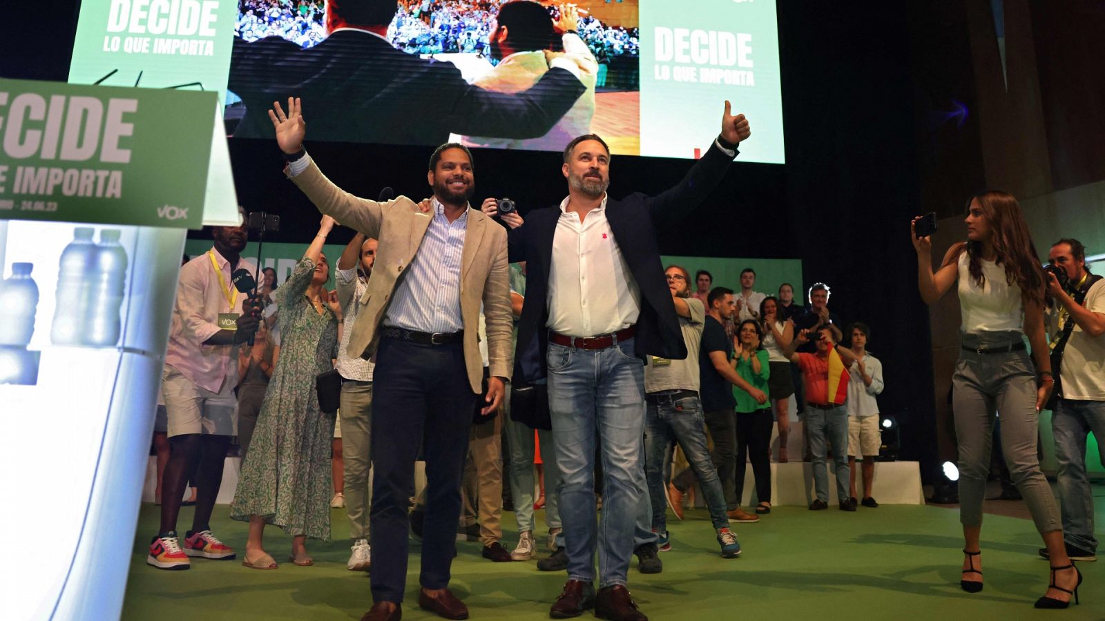 Ignacio Garriga y Santiago Abascal, en un mitin de Vox en Madrid