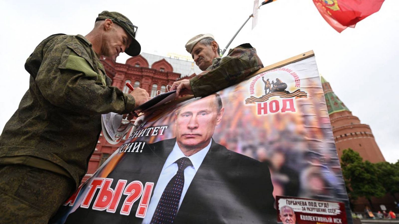 Activistas sostienen un retrato del presidente ruso Vladímir Putin cerca de la Plaza Roja de Moscú este sábado. 