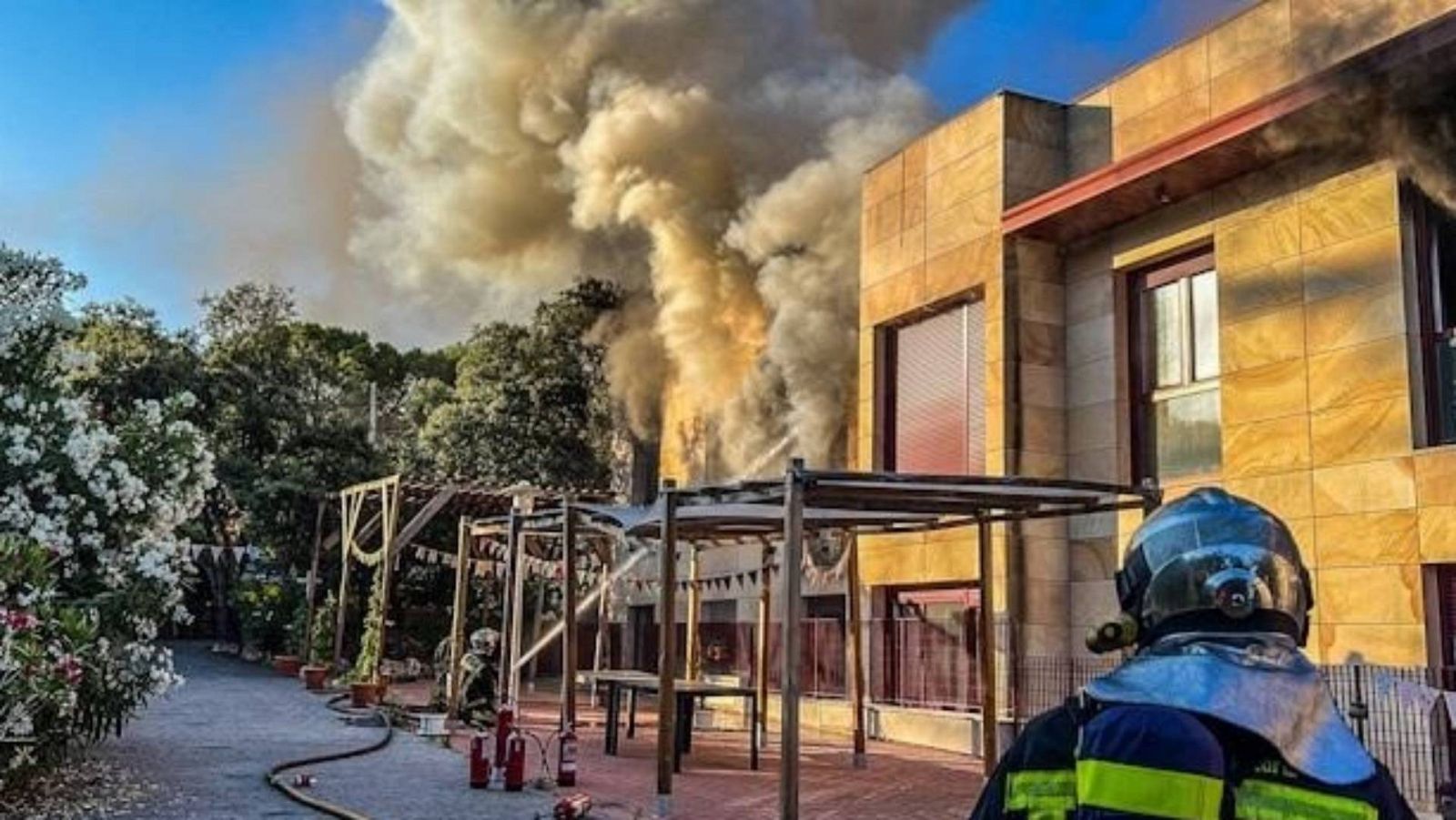 Imagen de bomberos de la Comunidad de Madrid trabajando para apagar un incendio en la residencia San Francisco de Asís de Torrelodones.