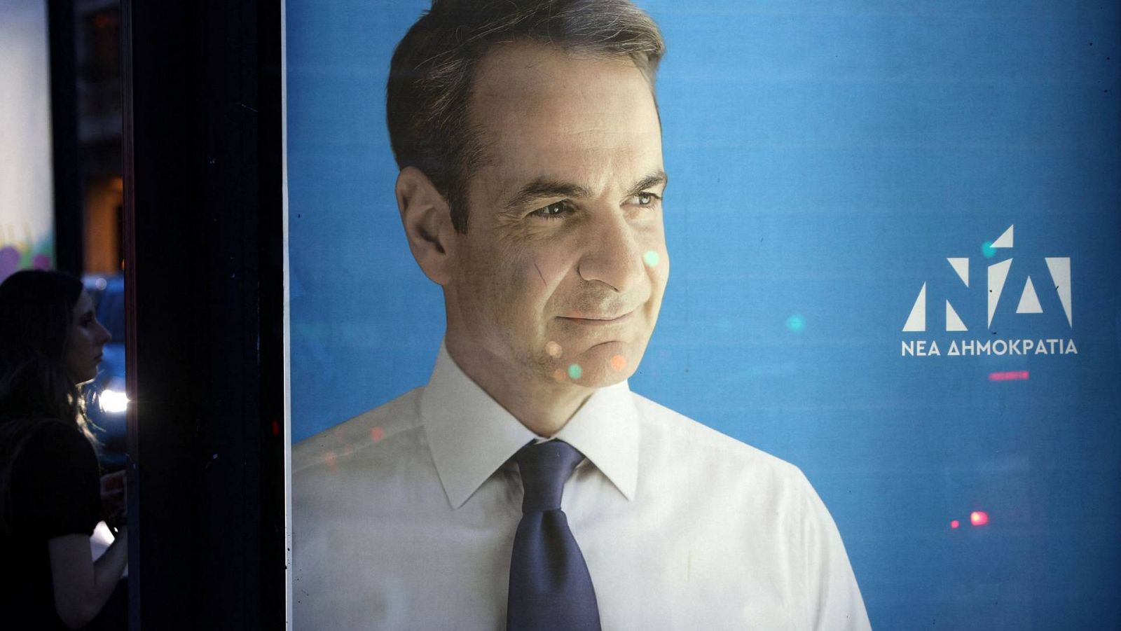 Un cartel electoral con la imagen del candidato del partido Nueva Democracia, Kyriakos Mitsotakis.