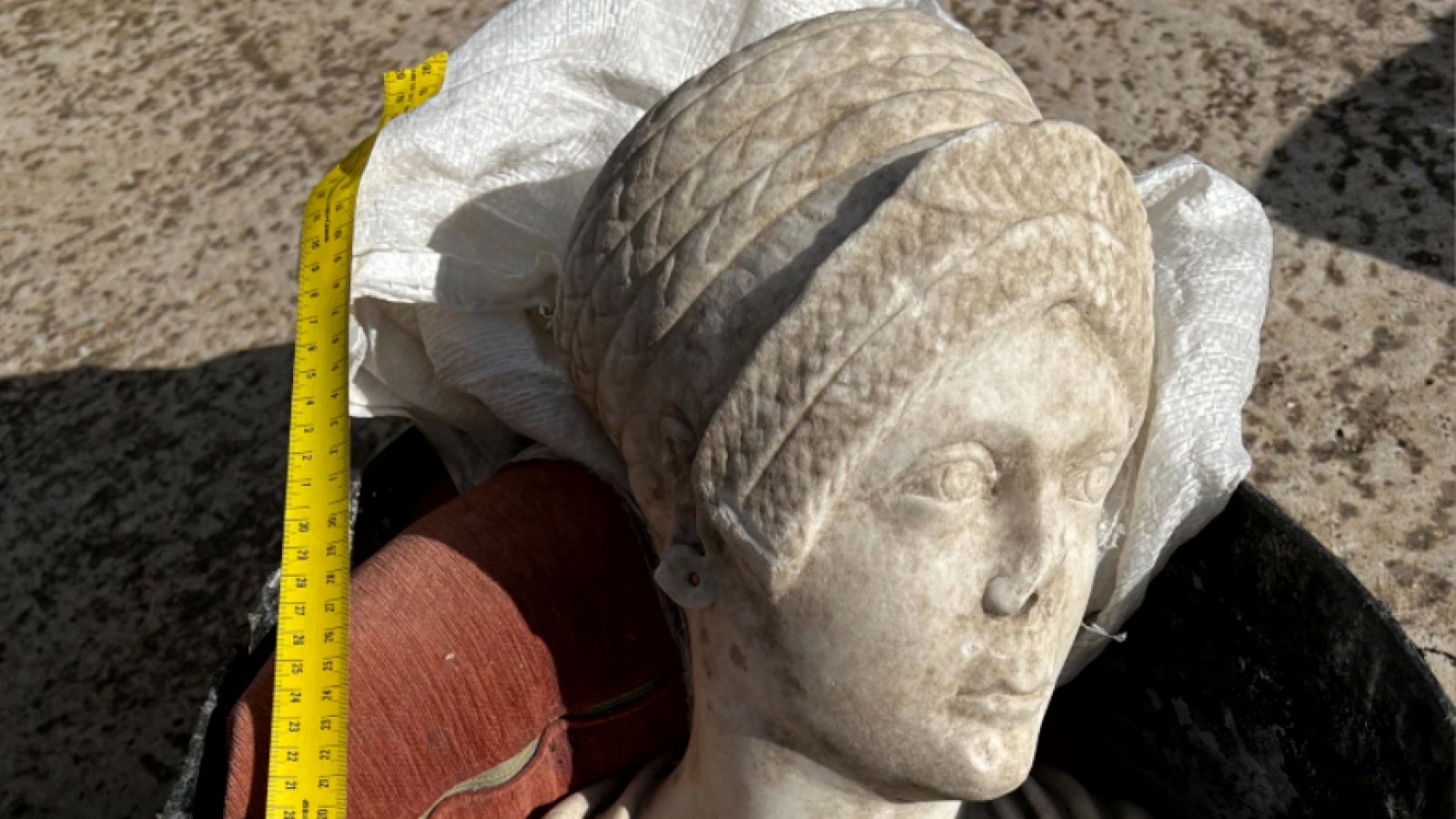 Busto-retrato femenino romano de mármol del primer tercio del siglo II.