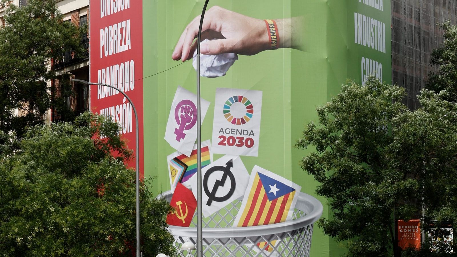 Vista de la lona instalada por VOX en la que se muestra la bandera LGTBI+ en una papelera