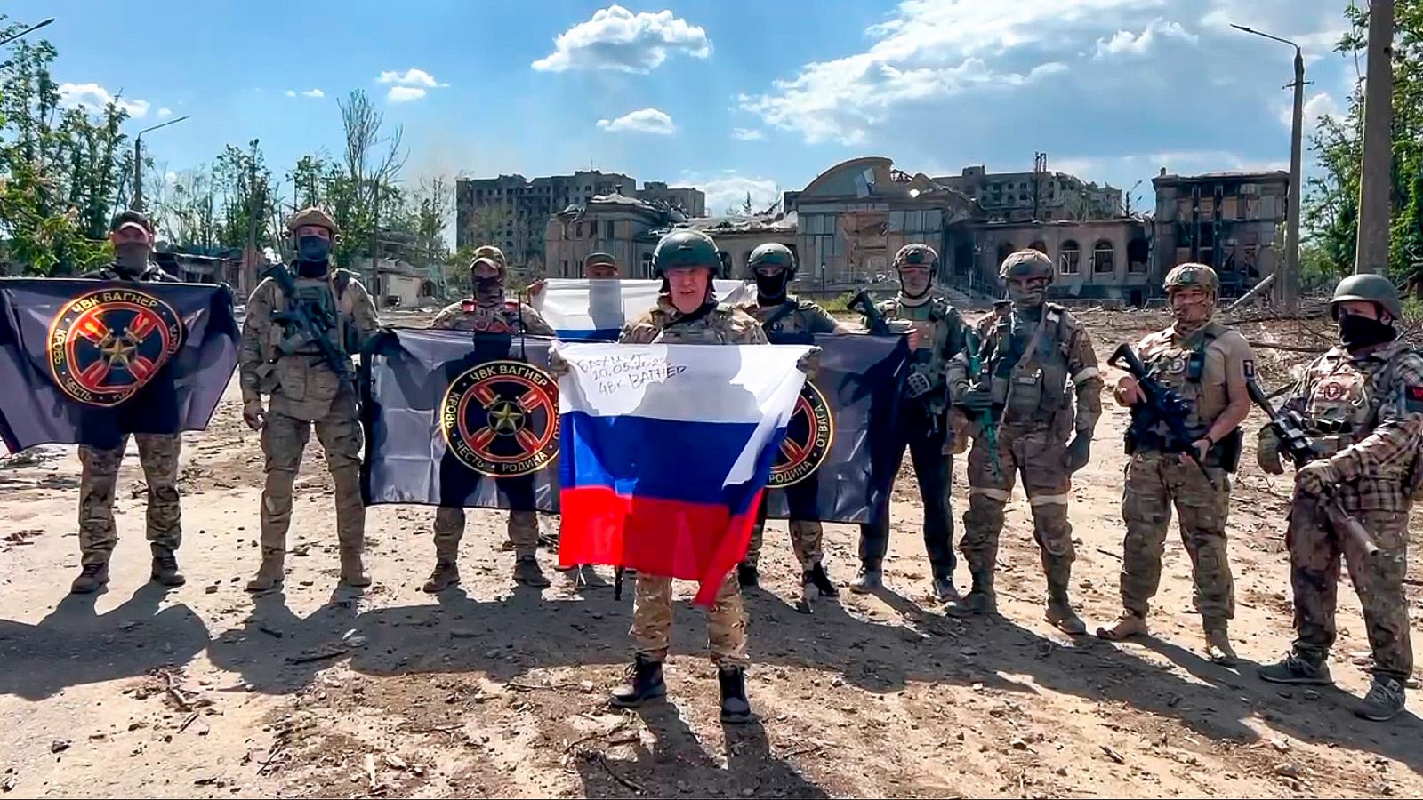Las autoridades rusas cierran la investigación contra el grupo Wagner: El jefe de los Wagner, Yevgeny Prigozhin, sosteniendo una bandera rusa en Bakhmut, Ucrania