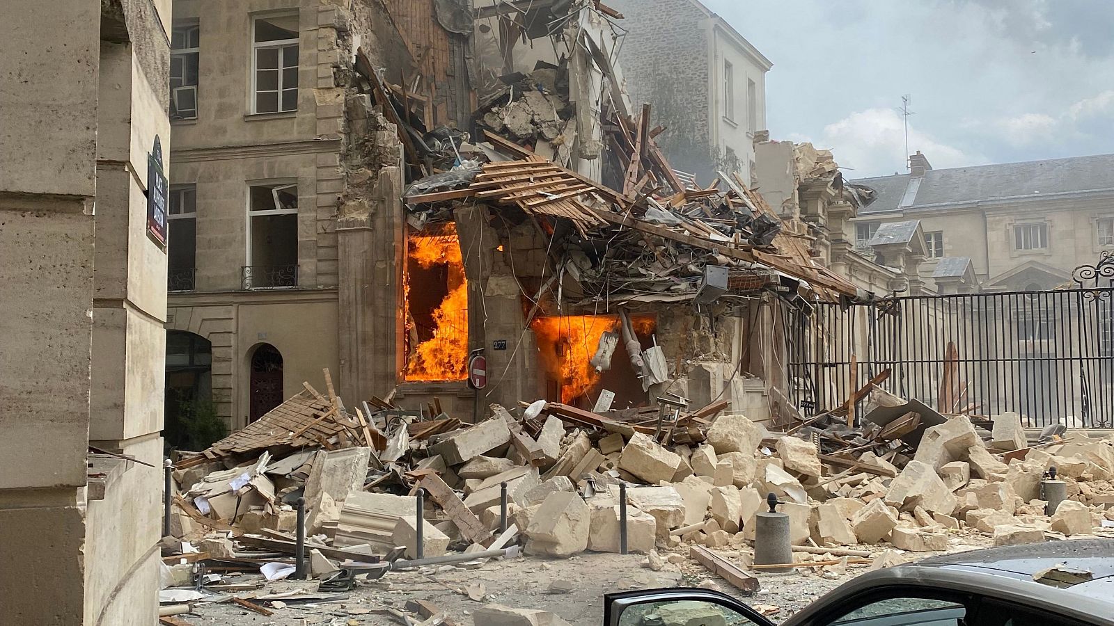 Hallan un cadáver entre los escombros de la explosión de un edificio en el centro de París de hace seis días