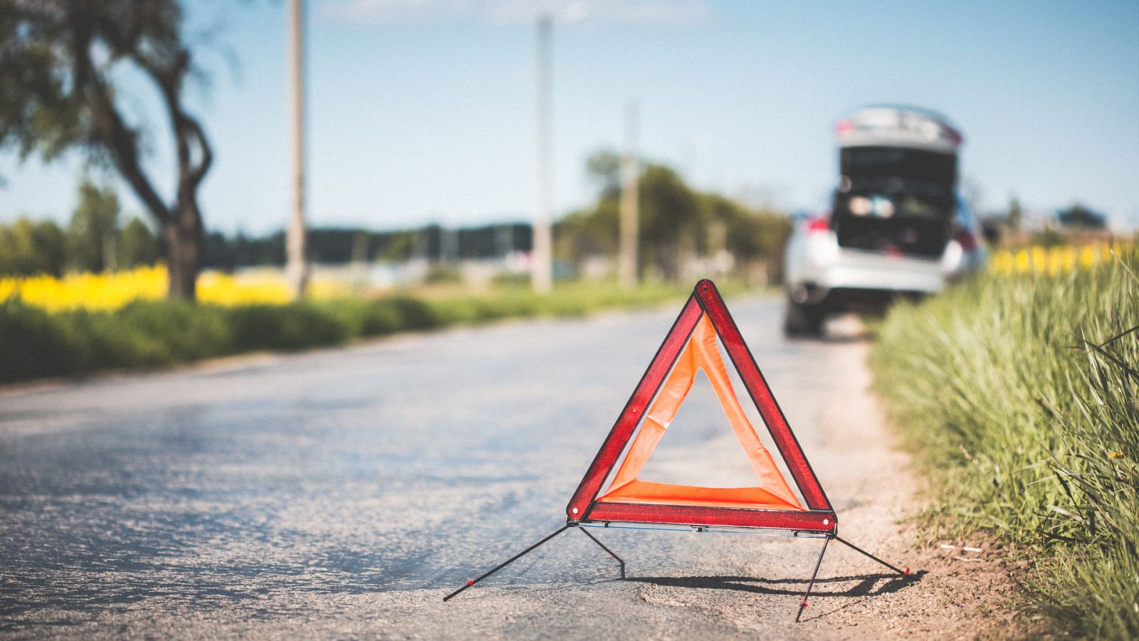 Imagen: La DGT estudia eximir de colocar los triángulos en autopistas y autovías para evitar atropellos