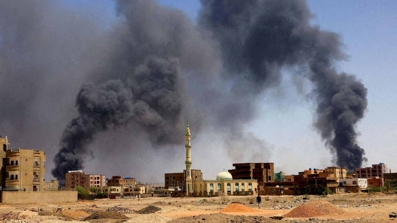 El humo por los bombardeos aéreos durante los enfrentamientos entre las paramilitares Fuerzas de Apoyo Rápido y el Ejército en Jartum, Sudán.