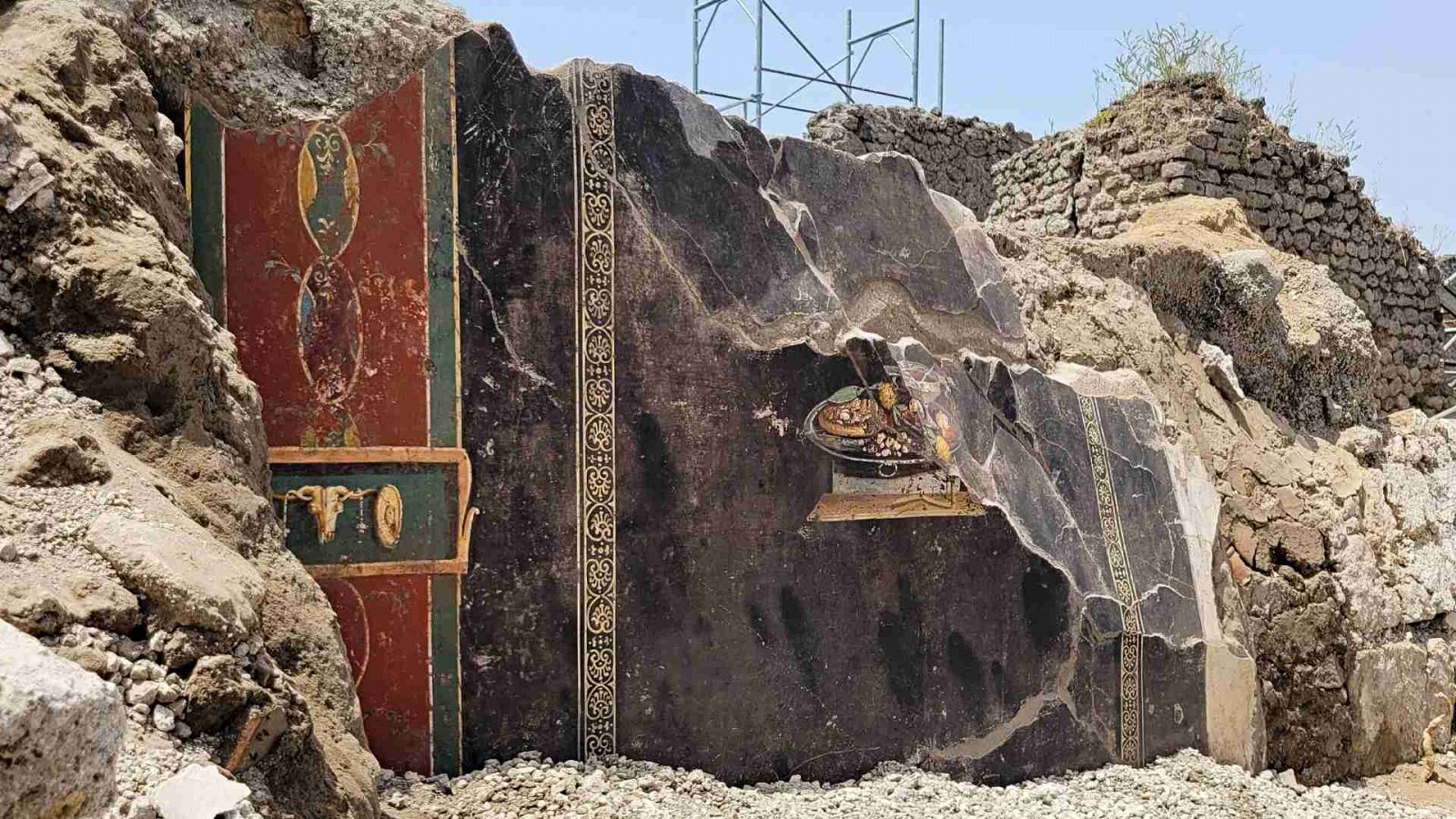 Un fresco descubierto recientemente en las nuevas excavaciones en Pompeya podría ser un antepasado lejano de la pizza moderna.