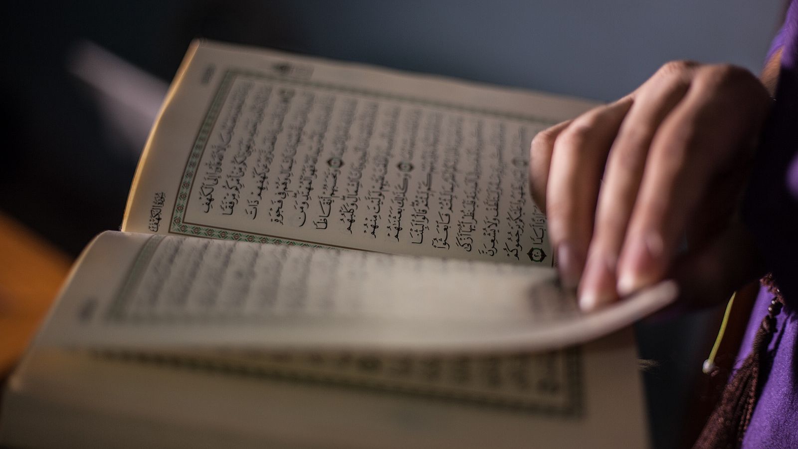 Una mujer leyendo el Corán