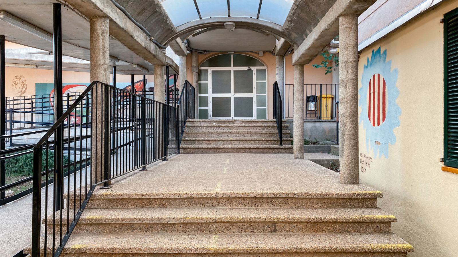 Un pasillo exterior de un centro educativo en una imagen de archivo