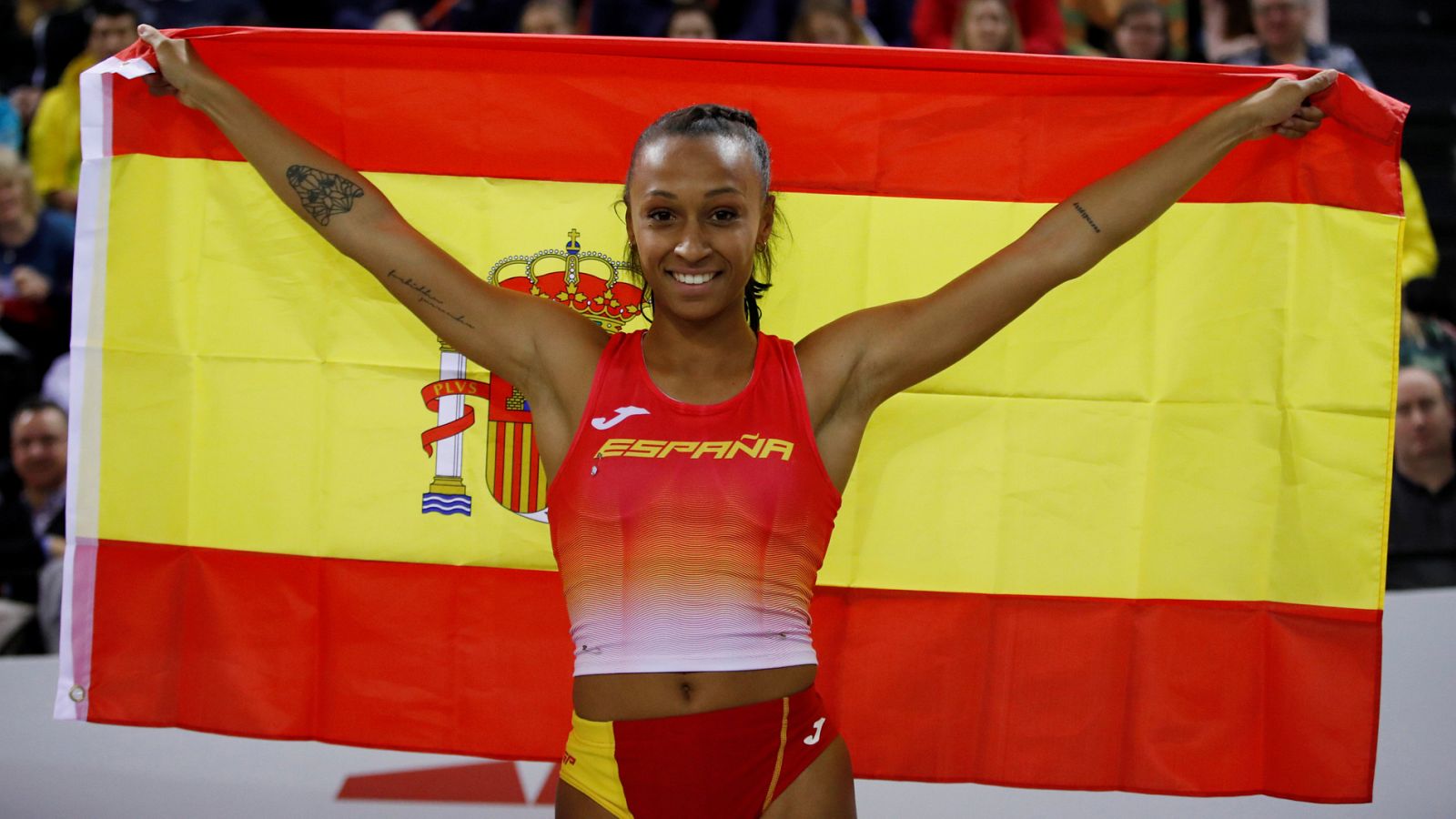 Ana Peleteiro posa con la bandera de España tras una de sus victorias