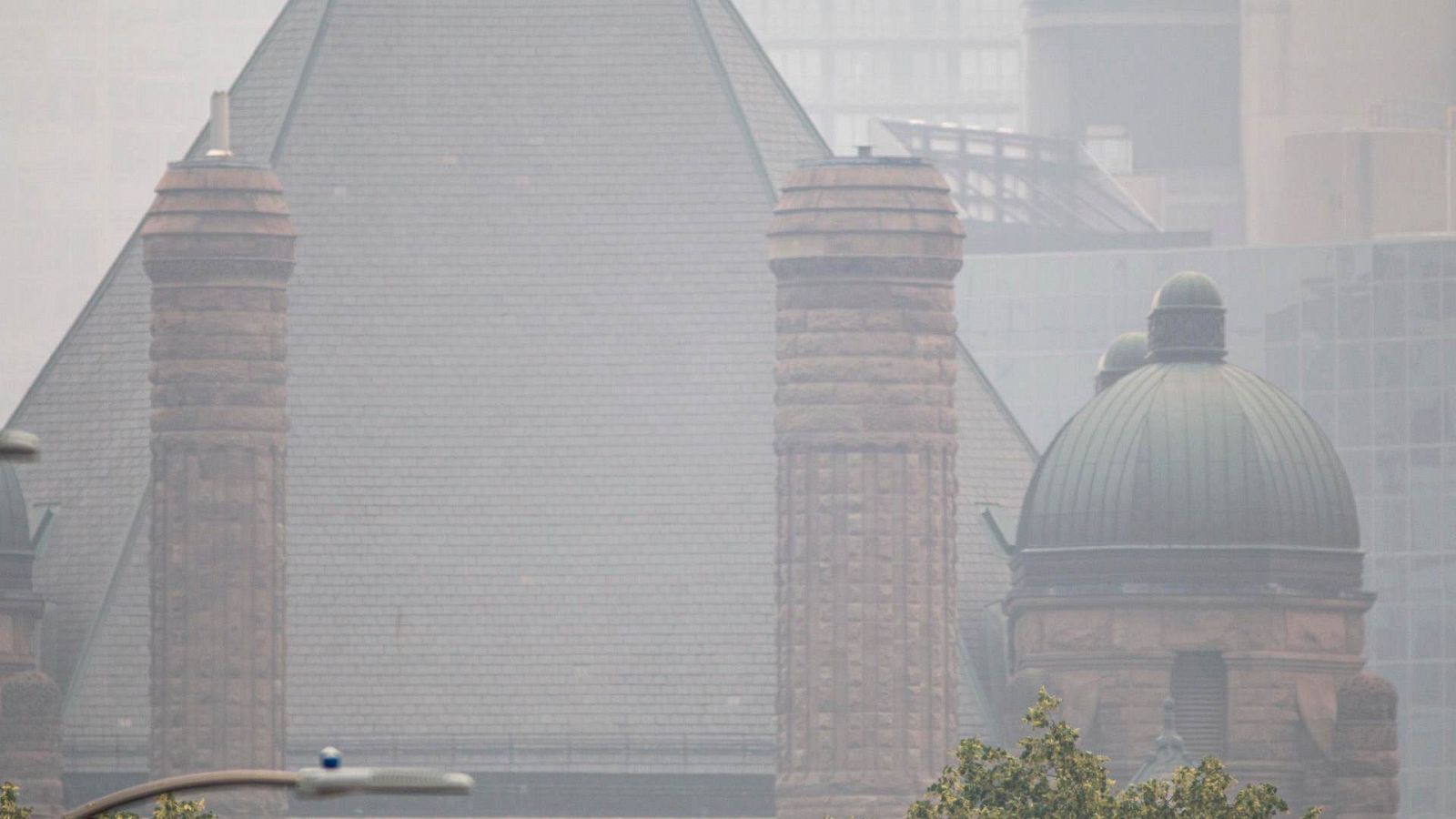 Un edificio envuelto en humo de los incendios forestales de la provincia de Quebec, Canadá.