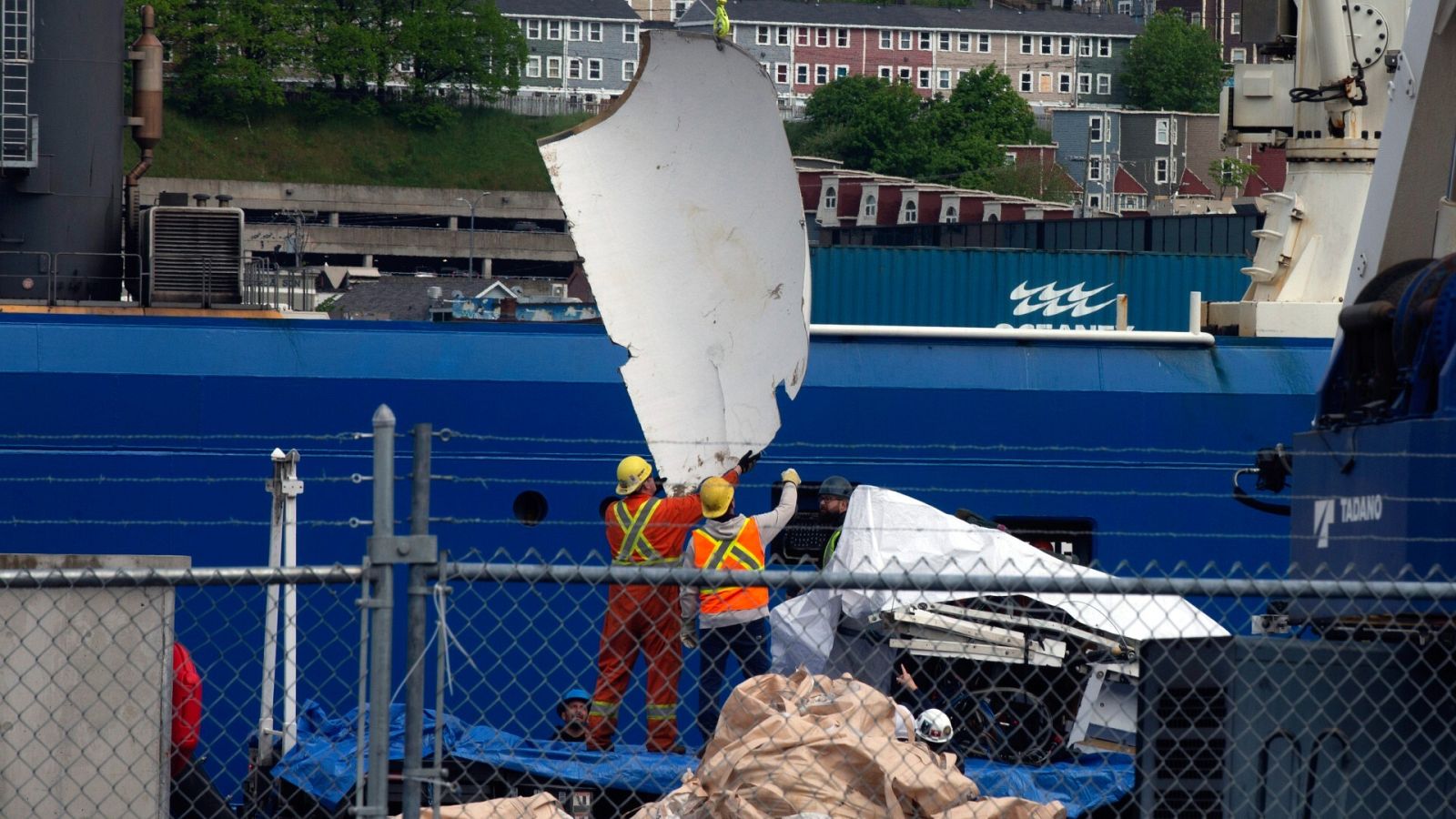 Restos del sumergible Titán recuperados del océano en el barco Horizon Arctic, en St. John's, Newfoundland 