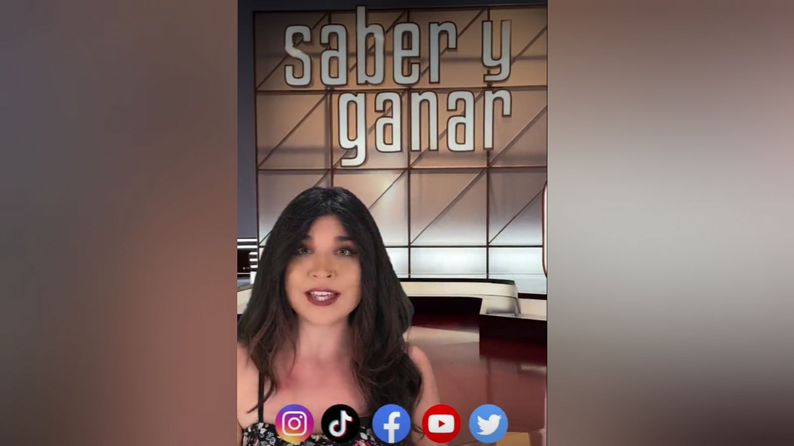Lorena Montón presentando 'Descartando musical' para redes sociales de 'Saber y ganar'