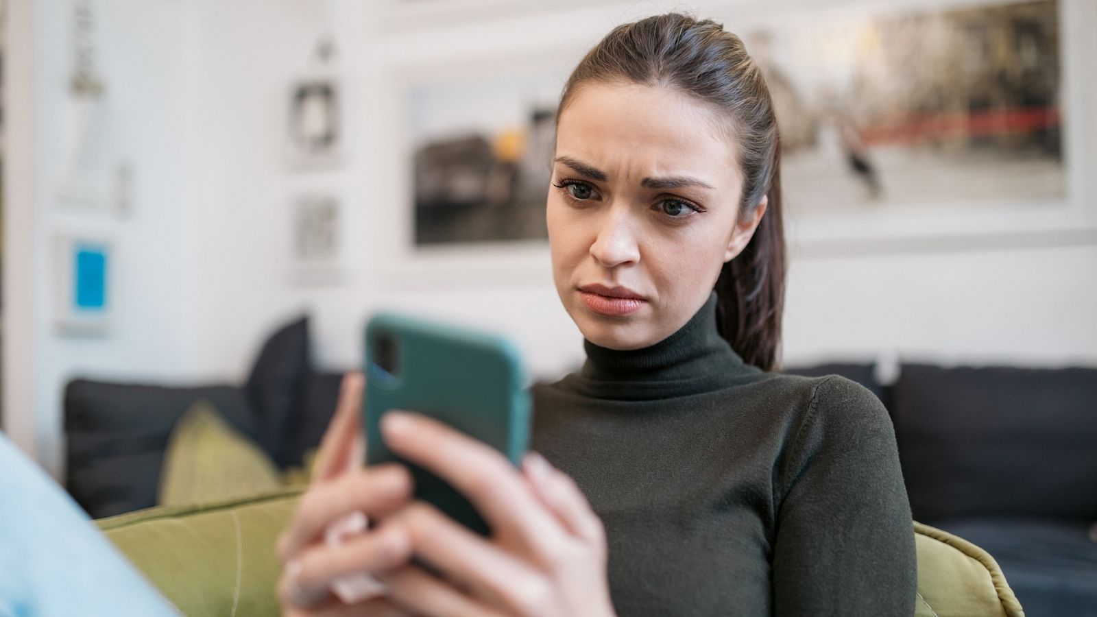 Mujer utilizando un teléfono móvil