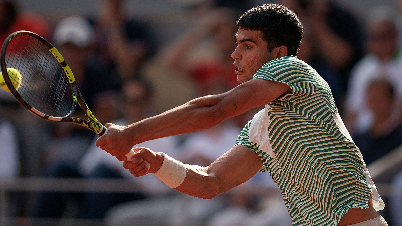 Carlos Alcaraz durante su partido de Roland Garros frente a Djokovic