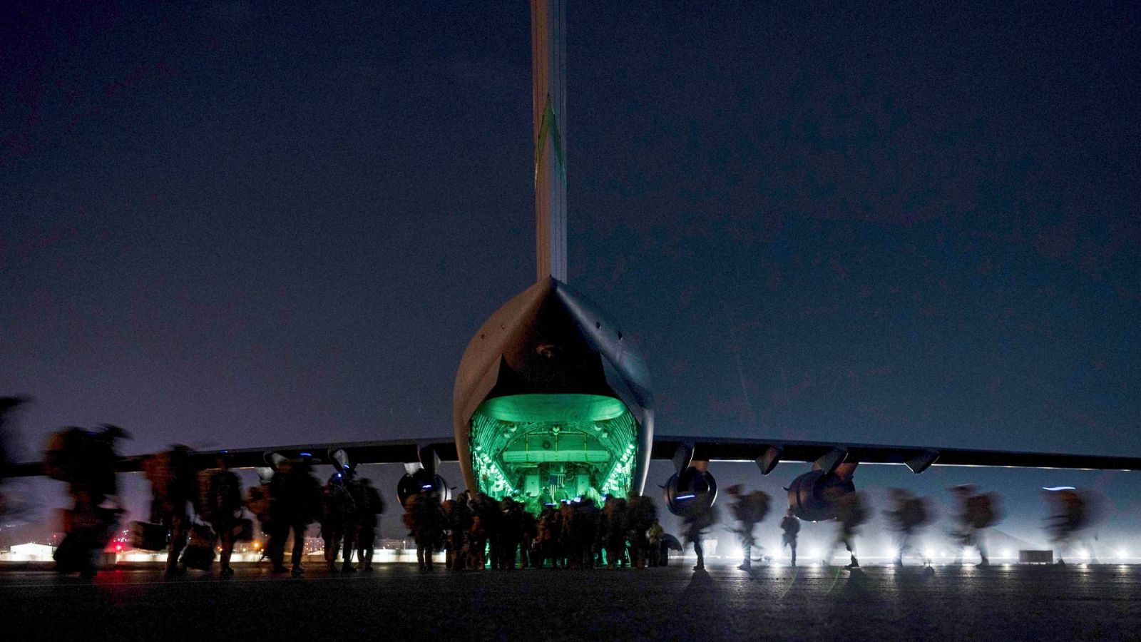 Imagen de archivo de soldados preparándose para abordar un avión C-17 Globemaster III de la Fuerza Aérea de EE. UU. en el Aeropuerto Internacional Hamid Karzai en Kabul, Afganistán.