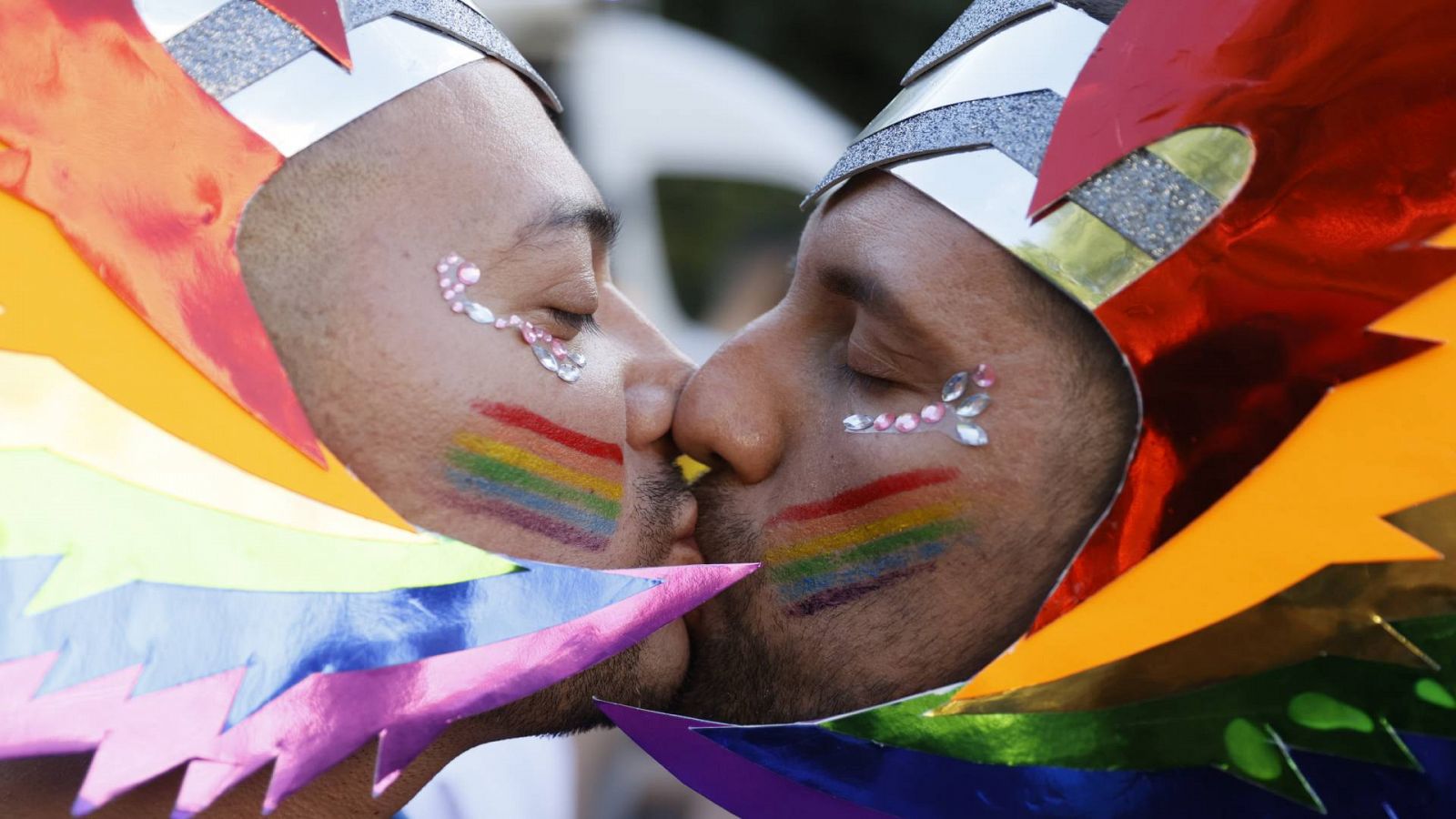 Participantes en el desfile del "Orgullo 2023" que recorre este sábado las calles de Madrid