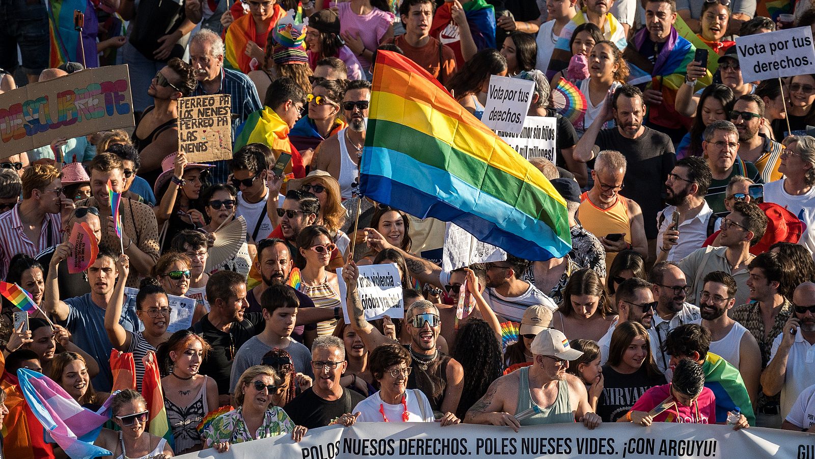 Miles de personas marchan en el Orgullo en Madrid por el colectivo LGTBI+