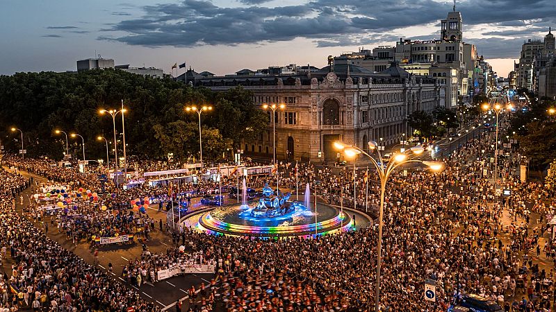 Desfile del Orgullo Gay 2023 a su llegada a Cibeles