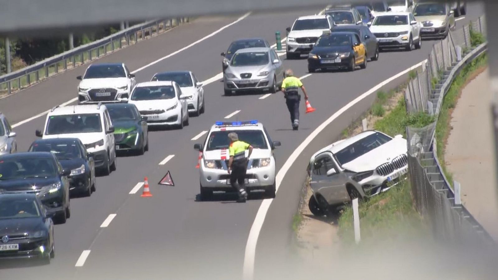 Un vehicle accidentat a l'AP-7, a l'altura de Sant Cugat del Vallès