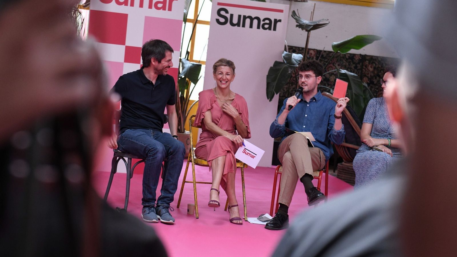 Ernest Urtasun (i) y Yolanda Díaz (centro) en un acto de Sumar