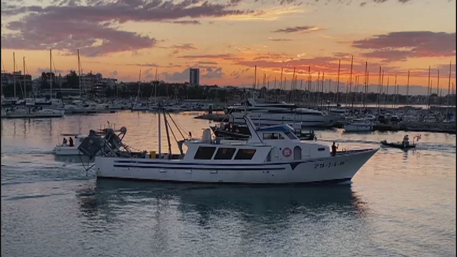 Un dels vaixells surt del port de Cambrils