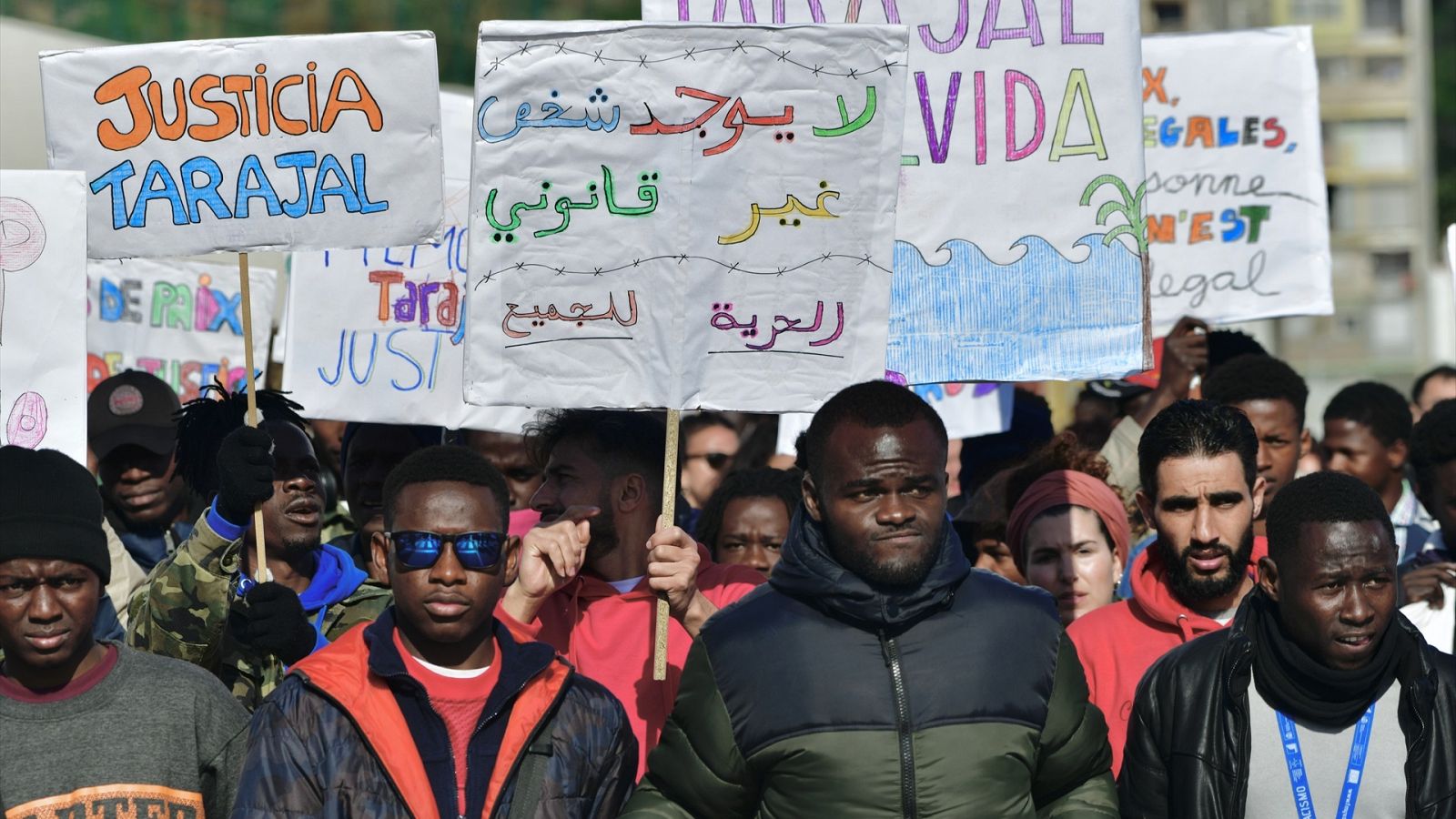 Un grupo de personas migrantes protesta en la playa de El Tarajal, Ceuta