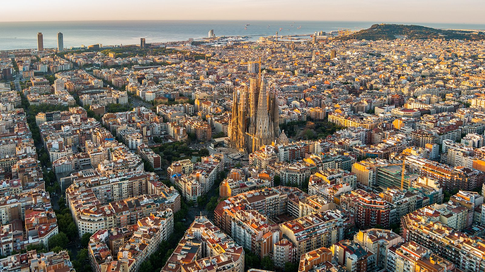 Vista aérea de Barcelona al amanecer