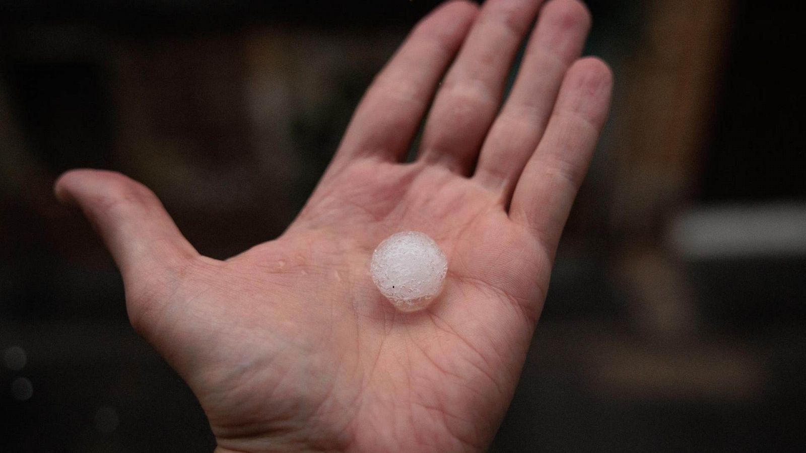 Detalle de una bola de granizo.