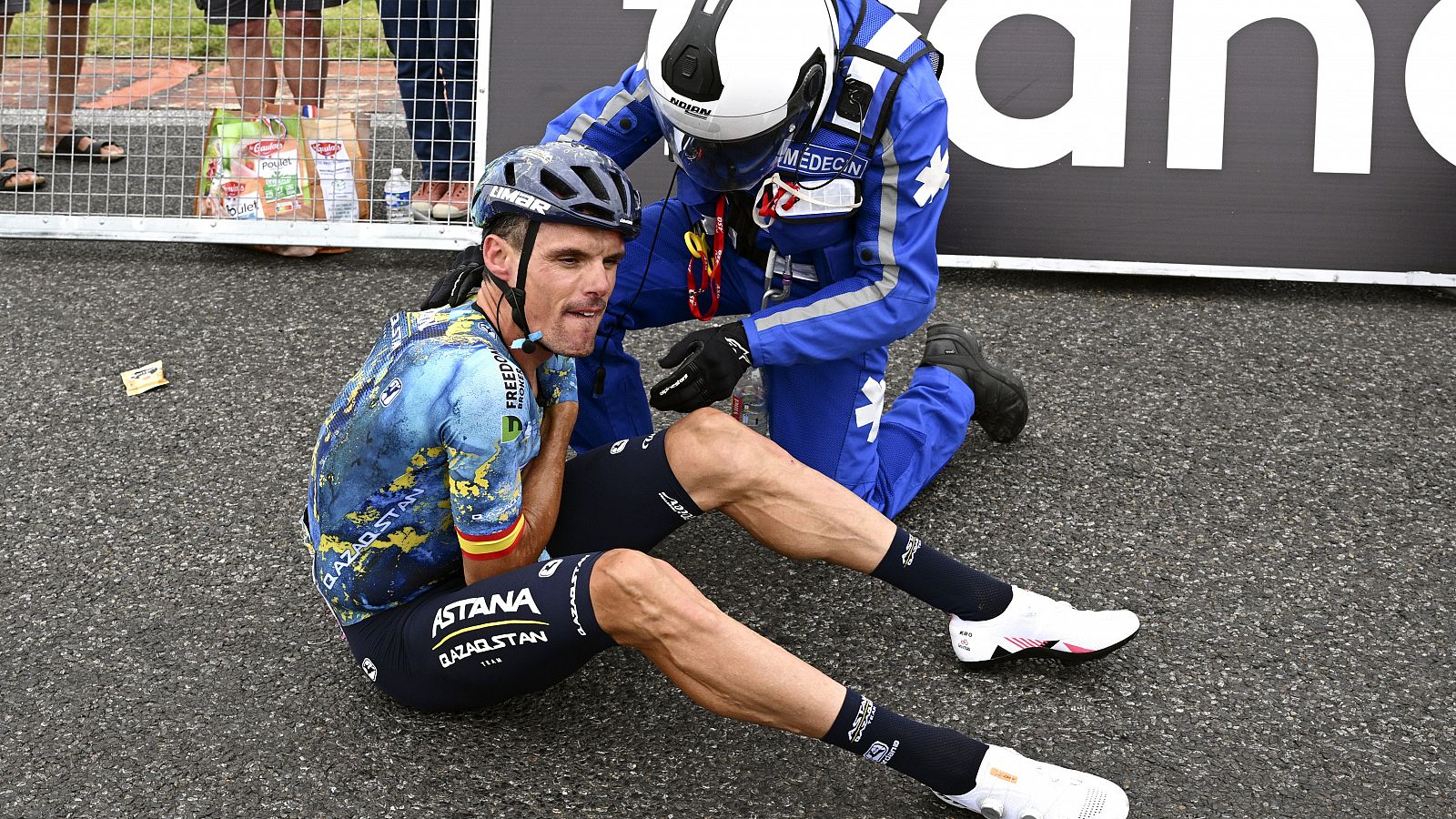 Caída de Luis León Sánchez en la cuarta etapa del Tour de Francia 2023
