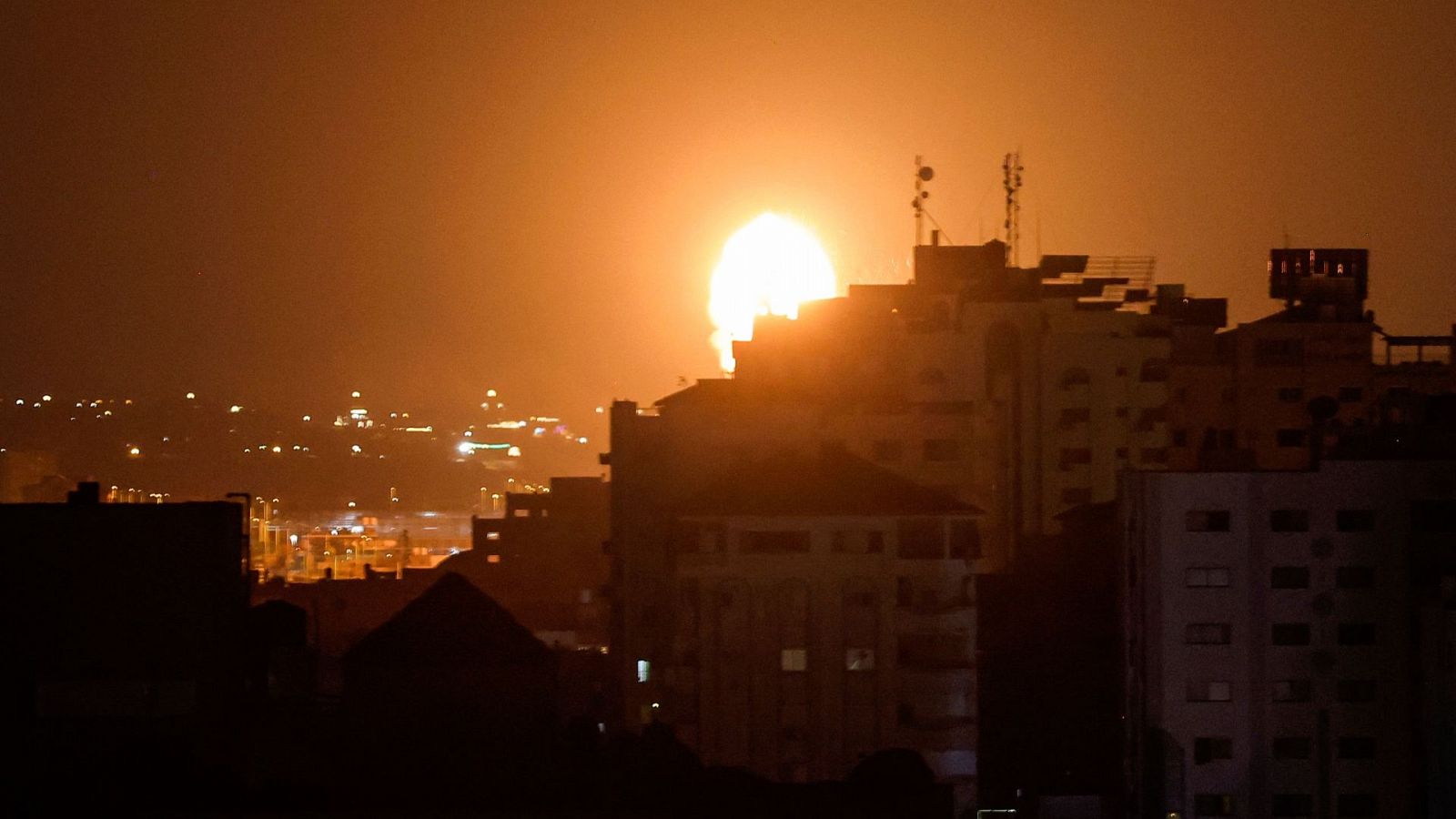 Humo y llamas sobre los edificios tras los ataques aéreos israelíes en la ciudad de Gaza.
