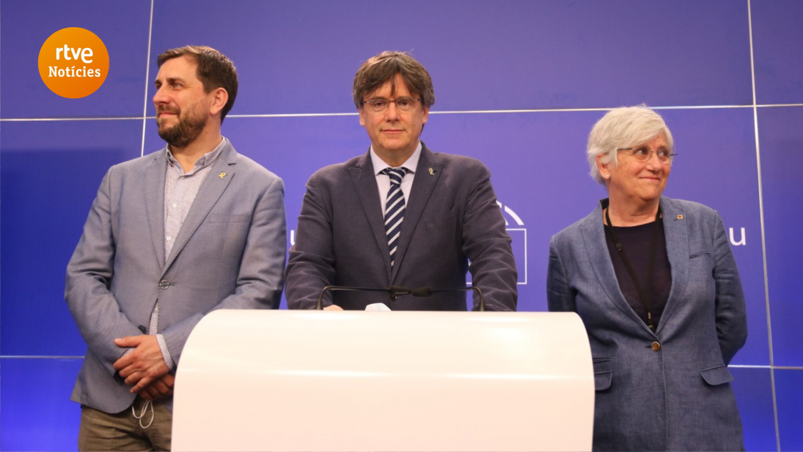 Carles Puigdemont, Toni Comín i Clara Ponsatí durant la roda de premsa després que la justícia europea els retorni provisionalment la immunitat el 2021
