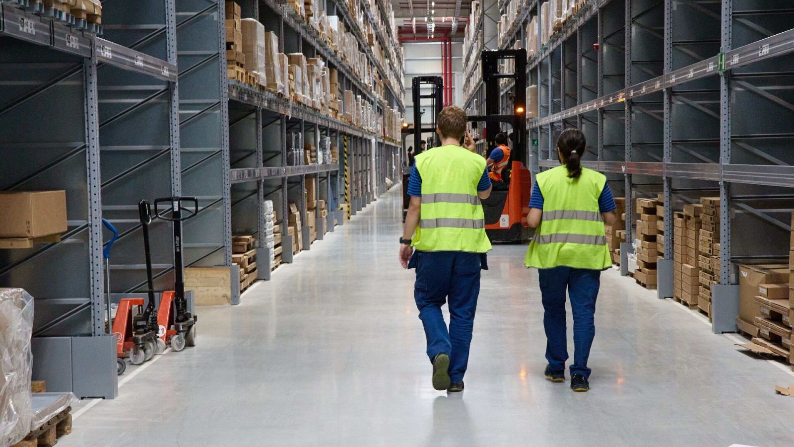 Dos trabajadores en un centro logístico en Madrid