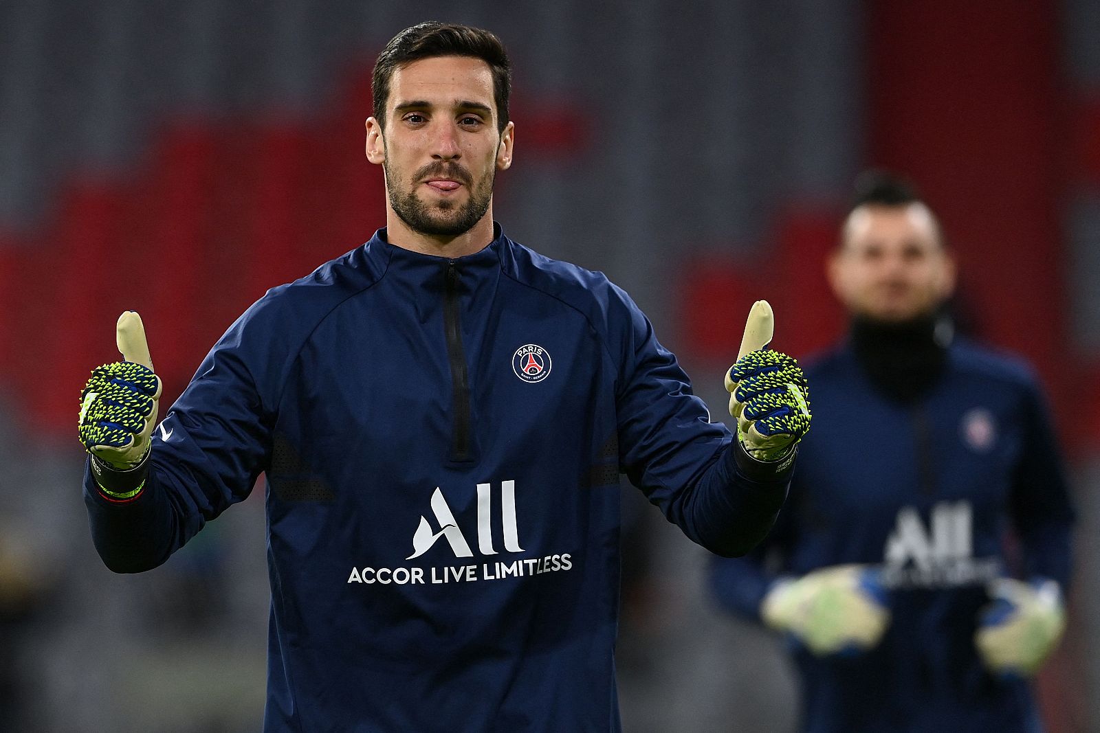 Sergio Rico, portero del PSG, durante un calentamiento previo al partido de ida de cuartos de final de la UEFA Champions League