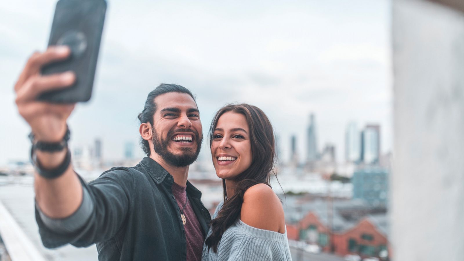 Dos jóvenes haciendo un selfie