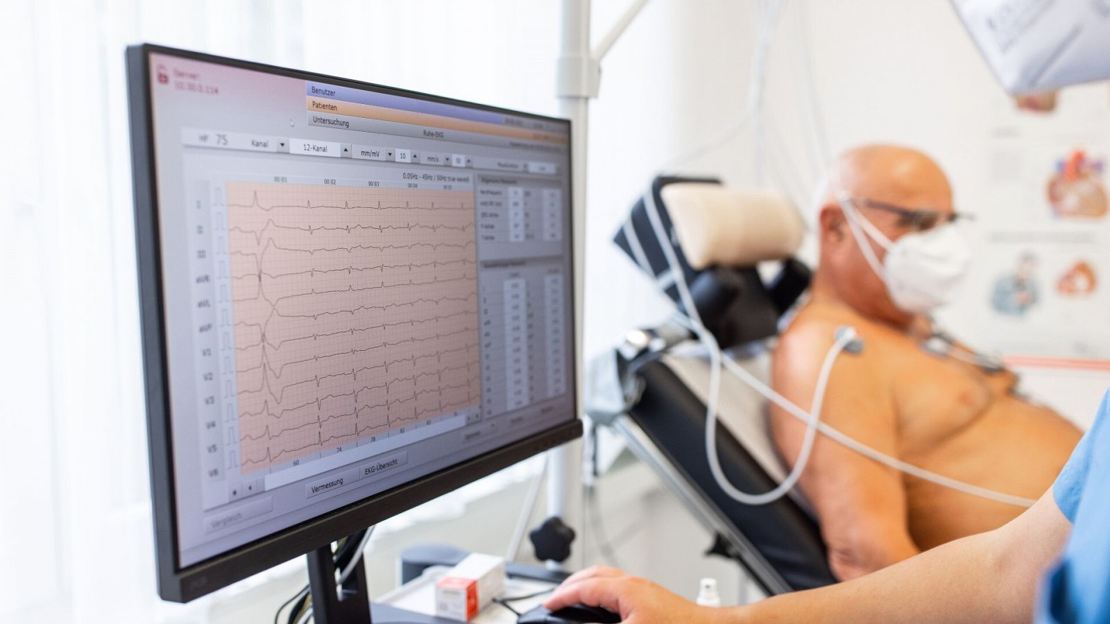 Un médico realiza un control de corazón a un paciente, en una imagen de archivo