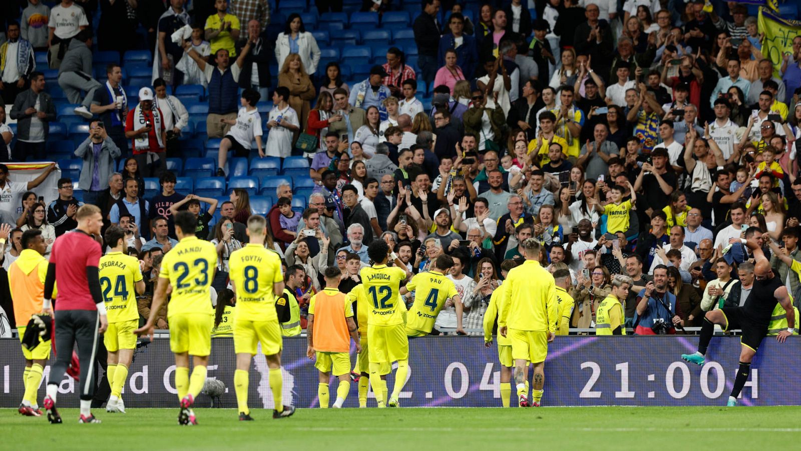 Los jugadores del Villarreal celebran la victoria con la afición tras el partido de la jornada 28 de Liga en Primera División que Real Madrid y Villarreal CF disputaron en el estadio Santiago Bernabéu en abril.