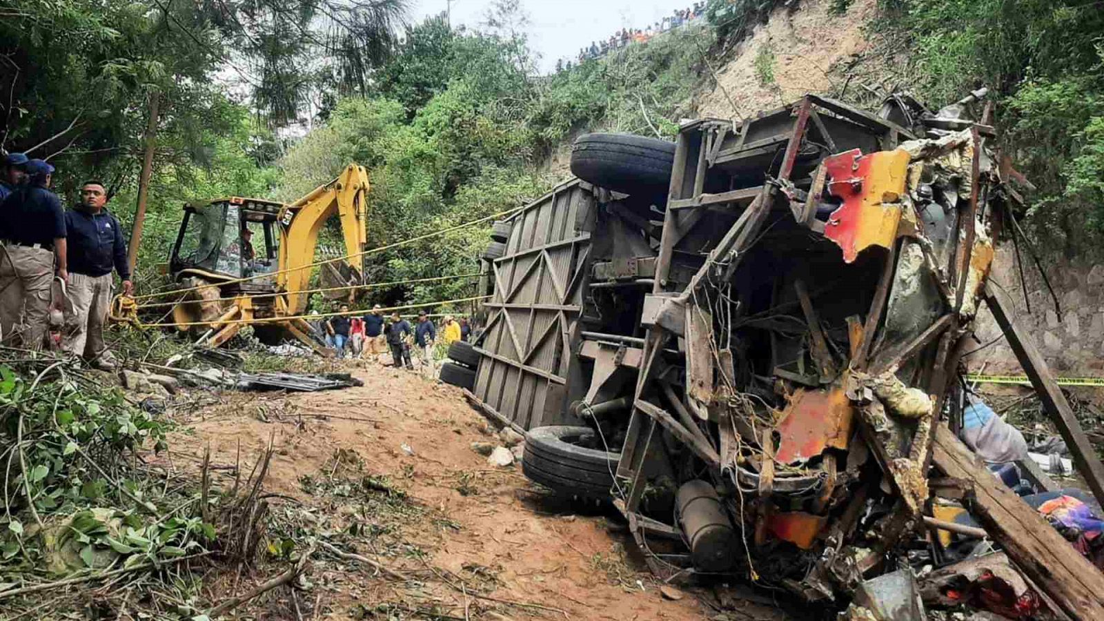 Los restos de un autobús que ha caído por un barranco en Oaxaca, México.