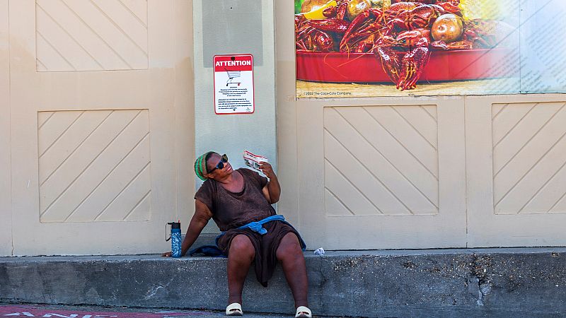Una mujer intenta refrigerarse durante la ola de calor que está sufriendo Nueva Orleans.