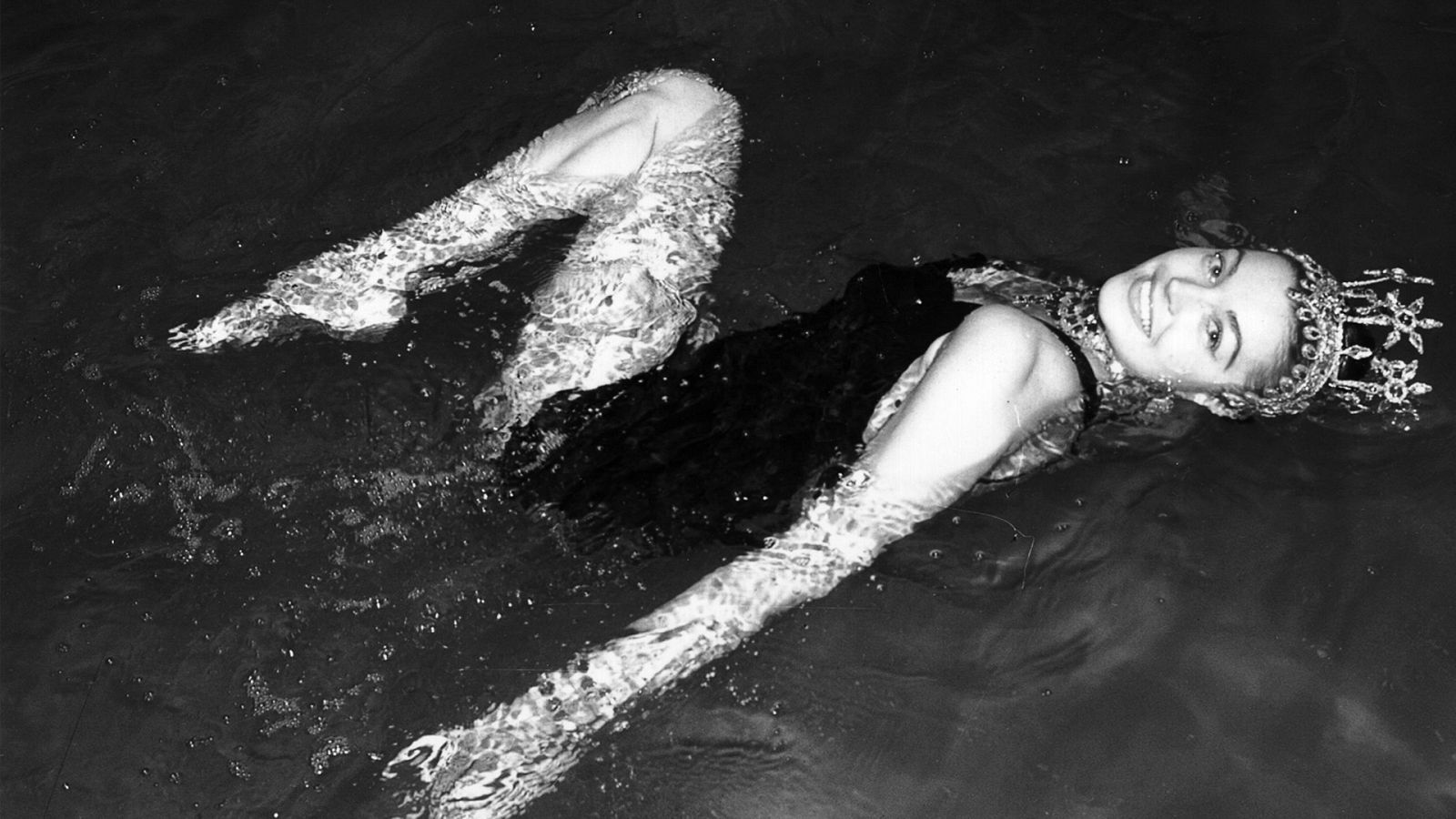 Esther Williams posando para la cámara dentro de la piscina