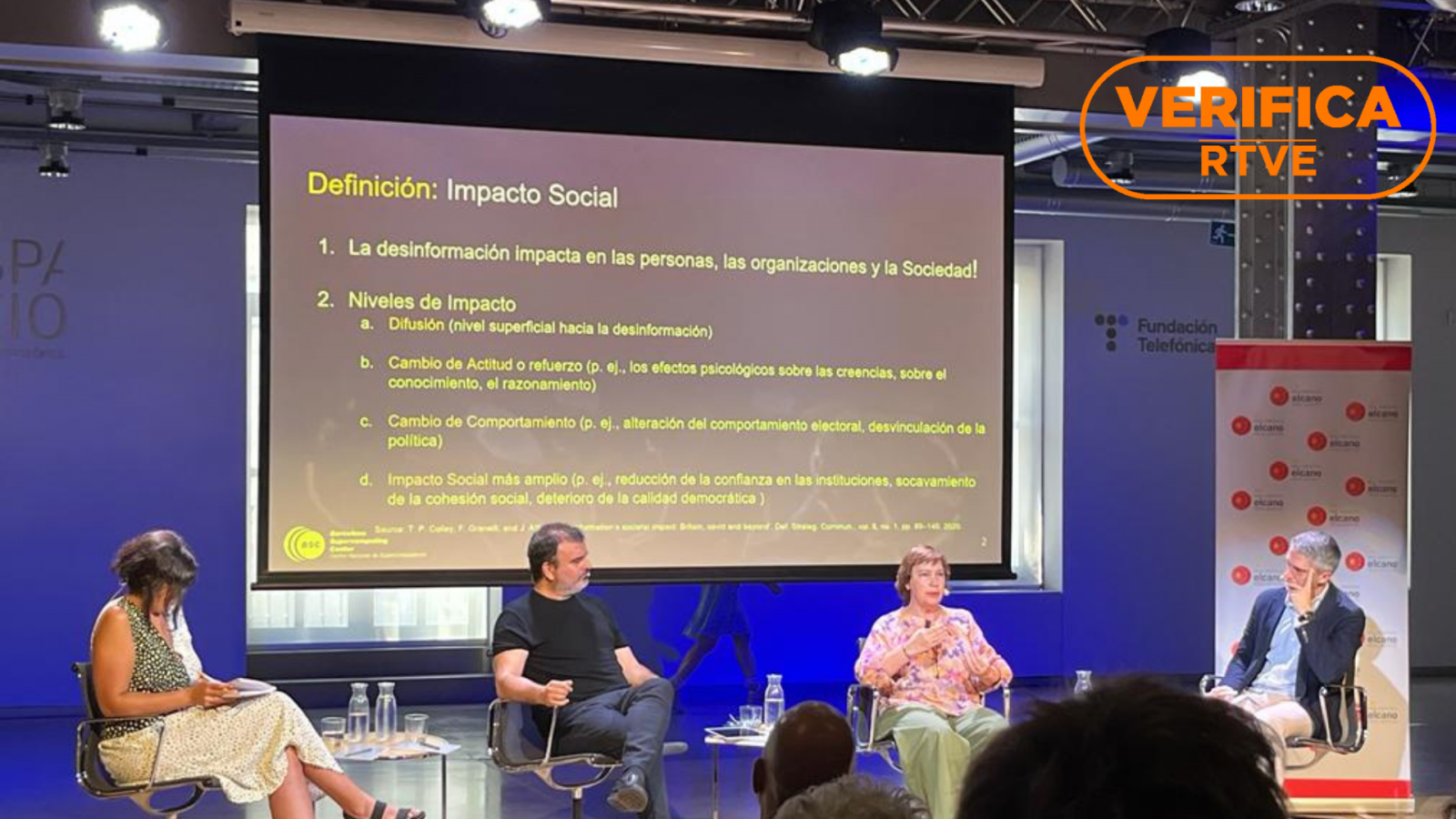 Presentación del informe del proyecto Iberifier en la Fundación Telefónica de Madrid, con el sello VerificaRTVE en naranja