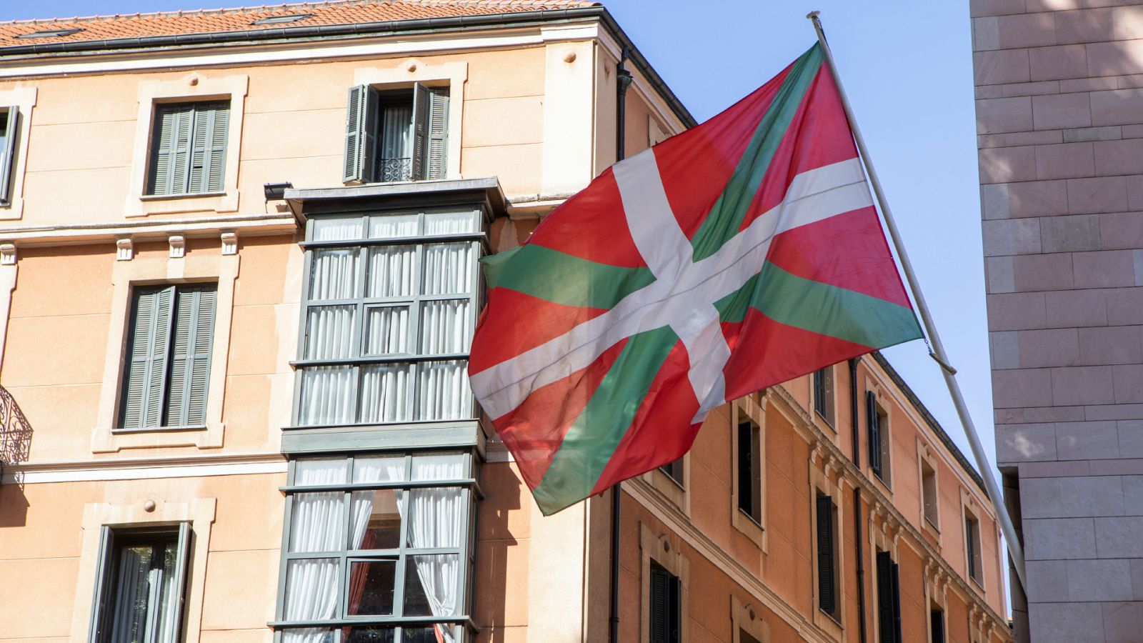 El Constitucional anula la ley que daba prioridad al euskera: Una bandera del País Vasco en una imagen de archivo