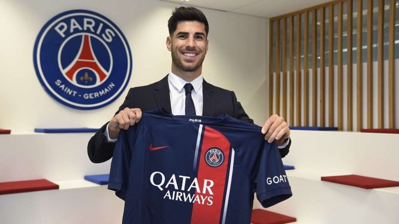 Marco Asensio posa con la camiseta del PSG
