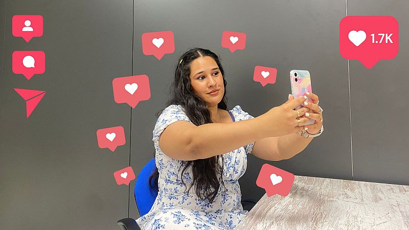 Una chica joven se hace un selfie para subirlo a Instagram y conseguir me gustas y nuevos seguidores