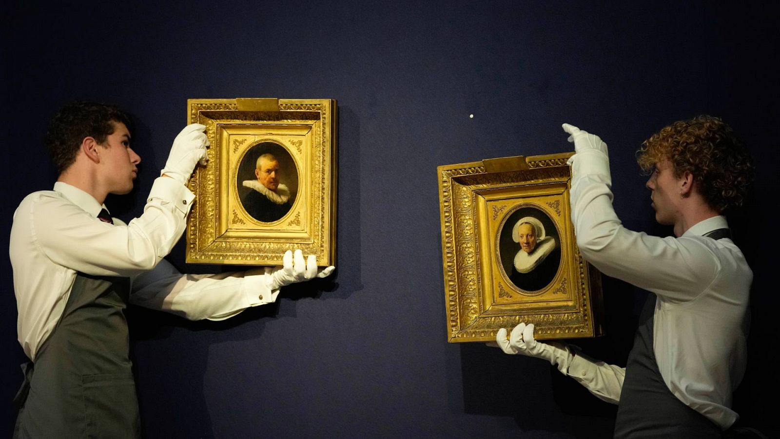 Una imagen de los dos retratos del artista neerlandés Rembrandt subastados por Christie's.