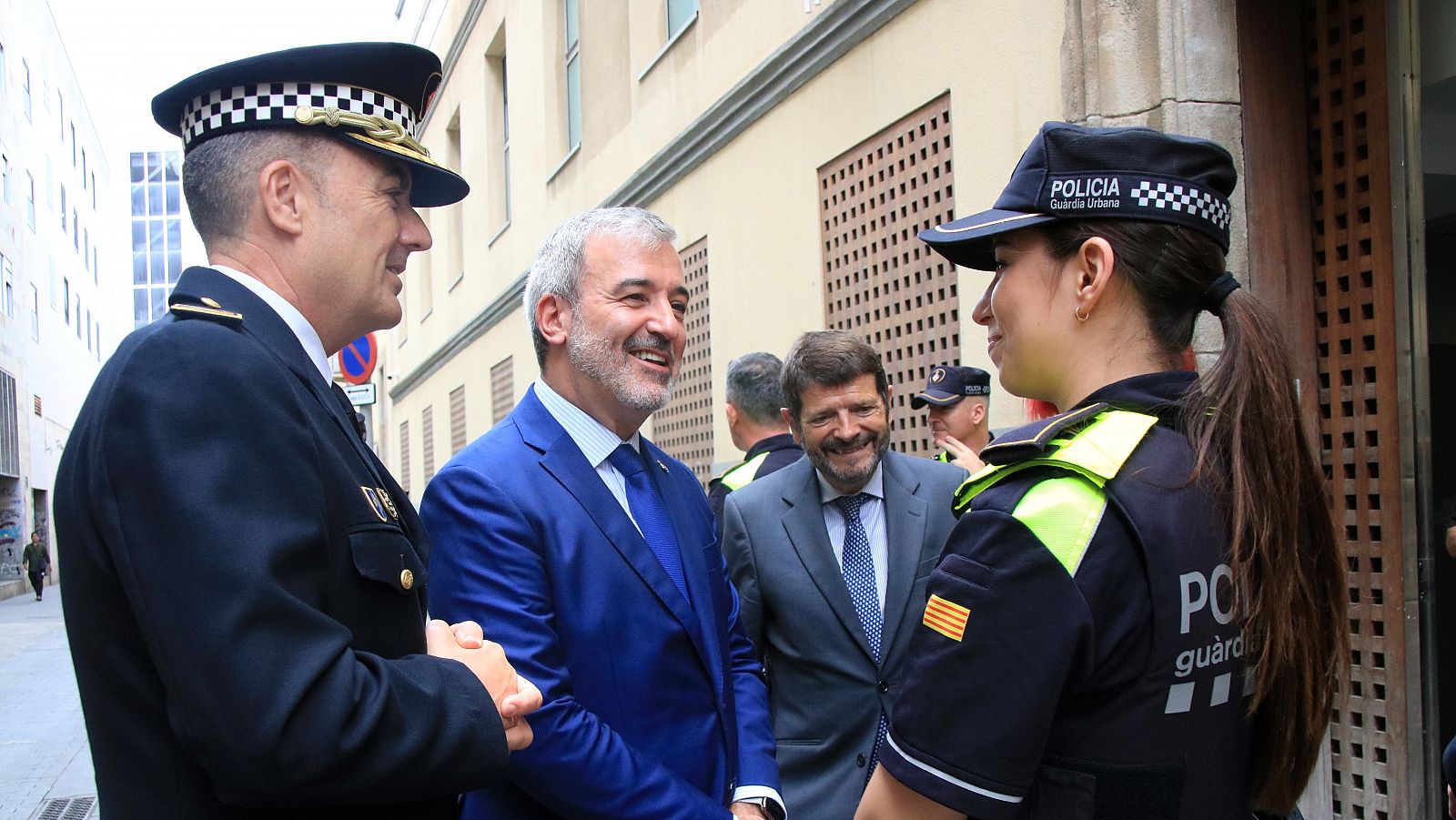 Jaume Collboni conversa amb una agent de la Guàrdia Urbana a les portes de la comissaria de Ciutat Vella | ACN