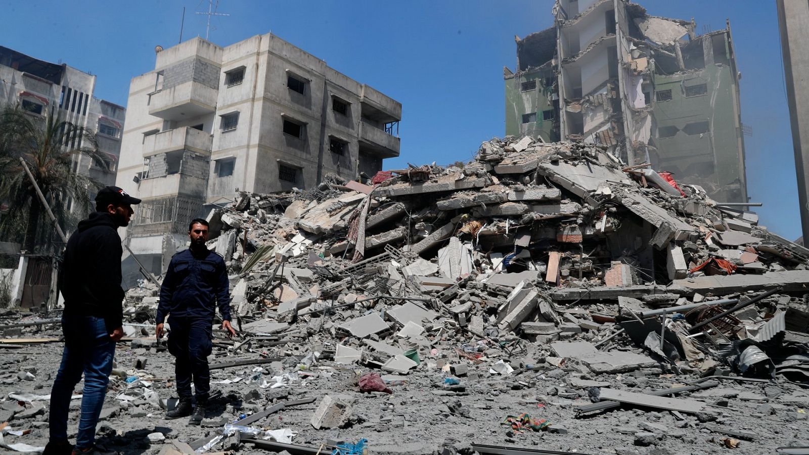 Agentes de policía de Hamás montan guardia entre los escombros de un edificio residencial